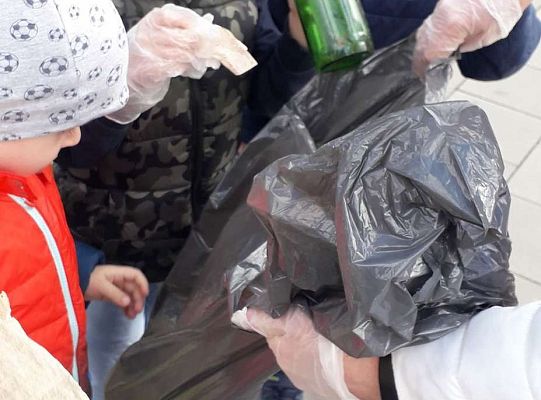 Gr. II "Dzień Ziemi" - sprzątamy wokół naszego przedszkola