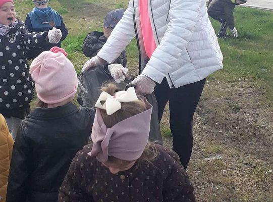Gr. II "Dzień Ziemi" - sprzątamy wokół naszego przedszkola