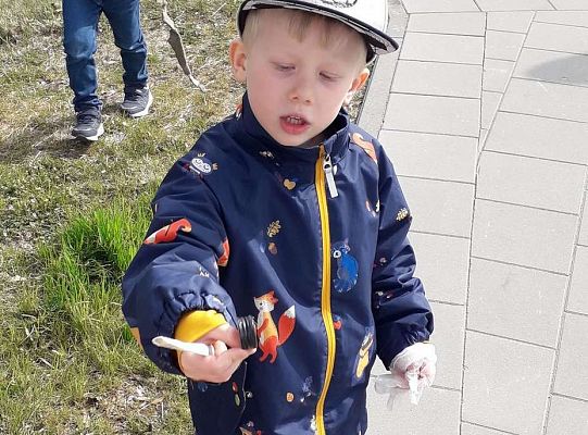 Gr. II "Dzień Ziemi" - sprzątamy wokół naszego przedszkola