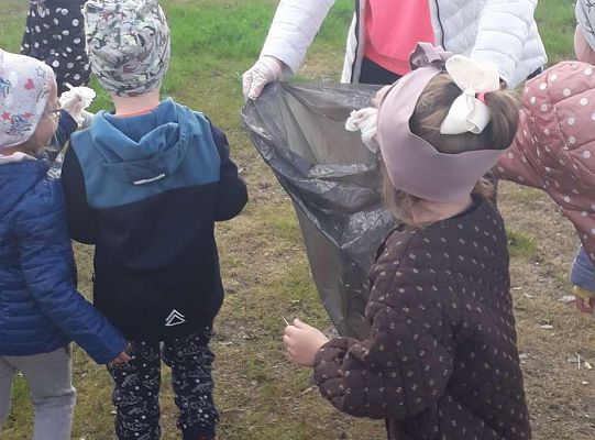 Gr. II "Dzień Ziemi" - sprzątamy wokół naszego przedszkola