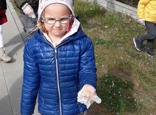Gr. II "Dzień Ziemi" - sprzątamy wokół naszego przedszkola