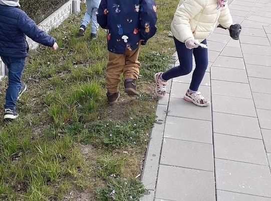 Gr. II "Dzień Ziemi" - sprzątamy wokół naszego przedszkola