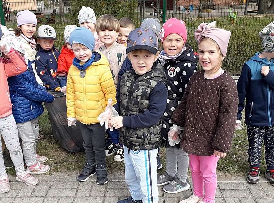 Gr. II "Dzień Ziemi" - sprzątamy wokół naszego przedszkola