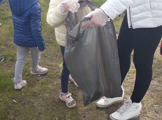 Gr. II "Dzień Ziemi" - sprzątamy wokół naszego przedszkola