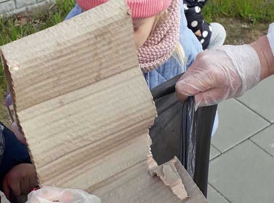 Gr. II "Dzień Ziemi" - sprzątamy wokół naszego przedszkola