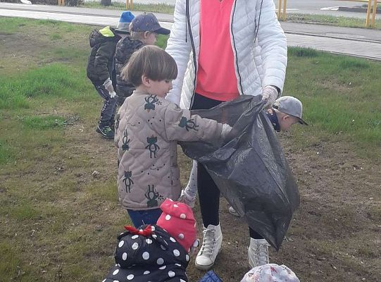 Gr. II "Dzień Ziemi" - sprzątamy wokół naszego przedszkola
