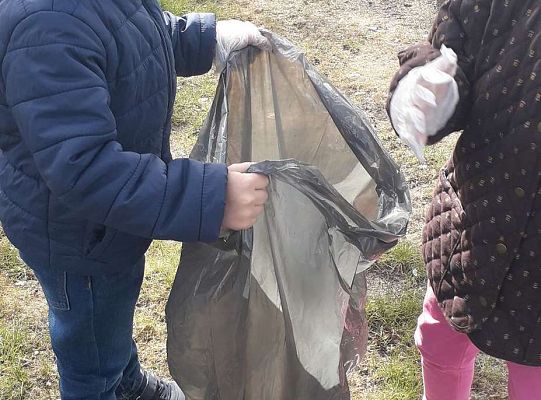 Gr. II "Dzień Ziemi" - sprzątamy wokół naszego przedszkola