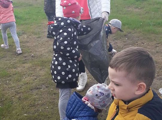 Gr. II "Dzień Ziemi" - sprzątamy wokół naszego przedszkola