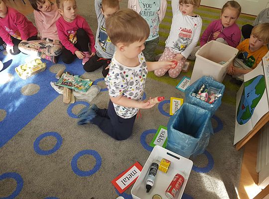 Gr. III Tydzień ekologiczny i udział w akcji "Sprzątanie Świata"