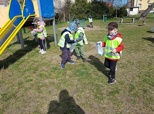 Gr. III Tydzień ekologiczny i udział w akcji "Sprzątanie Świata"