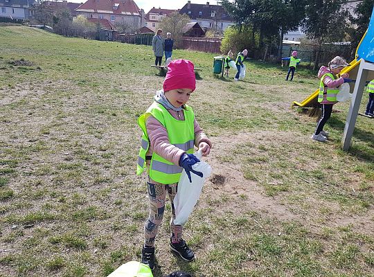 Gr. III Tydzień ekologiczny i udział w akcji "Sprzątanie Świata"