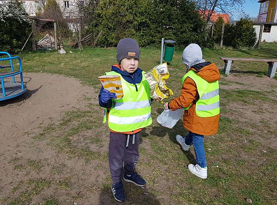 Gr. III Tydzień ekologiczny i udział w akcji "Sprzątanie Świata"