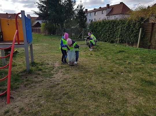 Gr. III Tydzień ekologiczny i udział w akcji "Sprzątanie Świata"