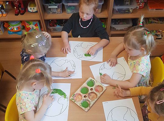 Gr. I "Dzień Ziemi" oraz spacer sensoryczny po ogrodzie