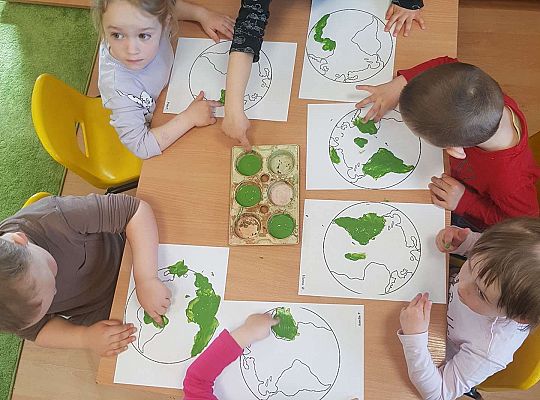 Gr. I "Dzień Ziemi" oraz spacer sensoryczny po ogrodzie
