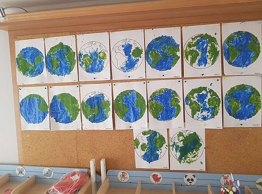 Gr. I "Dzień Ziemi" oraz spacer sensoryczny po ogrodzie