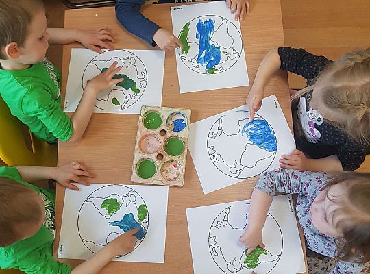 Gr. I "Dzień Ziemi" oraz spacer sensoryczny po ogrodzie