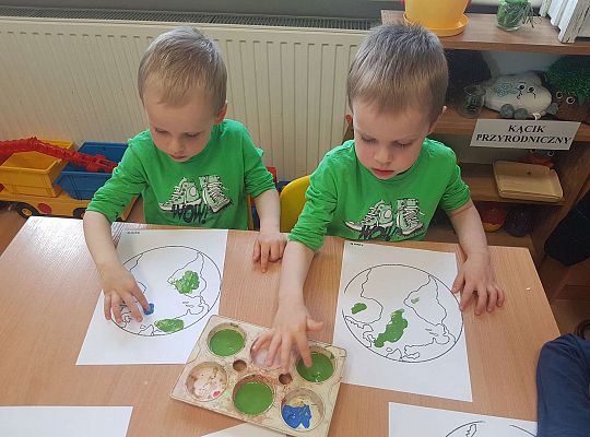 Gr. I "Dzień Ziemi" oraz spacer sensoryczny po ogrodzie