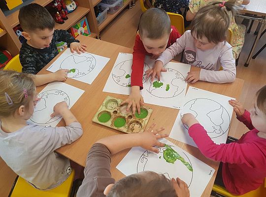Gr. I "Dzień Ziemi" oraz spacer sensoryczny po ogrodzie