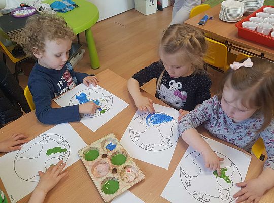 Gr. I "Dzień Ziemi" oraz spacer sensoryczny po ogrodzie