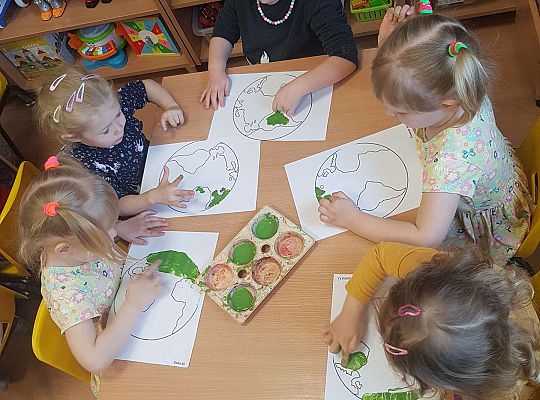 Gr. I "Dzień Ziemi" oraz spacer sensoryczny po ogrodzie