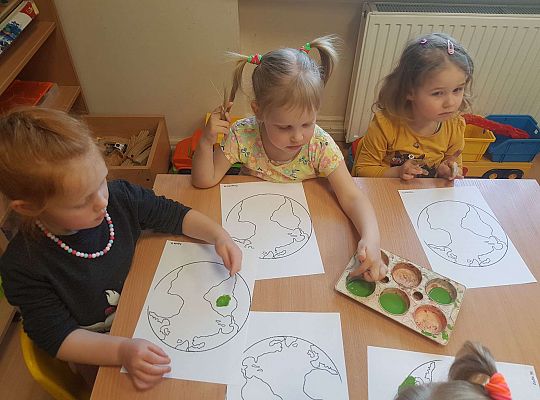 Gr. I "Dzień Ziemi" oraz spacer sensoryczny po ogrodzie