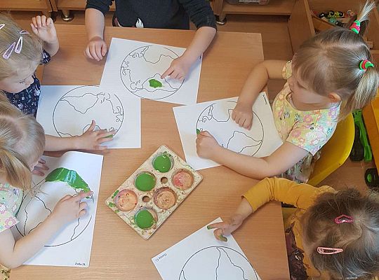 Gr. I "Dzień Ziemi" oraz spacer sensoryczny po ogrodzie