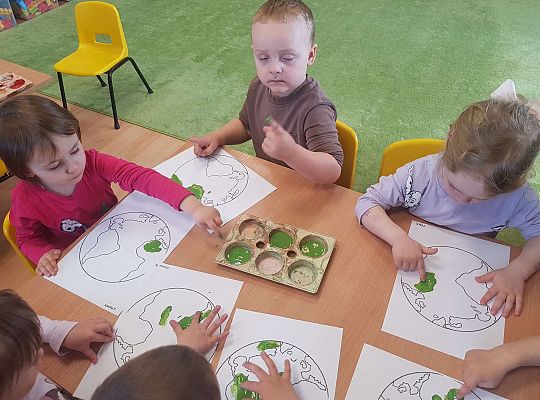 Gr. I "Dzień Ziemi" oraz spacer sensoryczny po ogrodzie