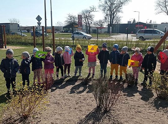 Gr. I "Dzień Ziemi" oraz spacer sensoryczny po ogrodzie