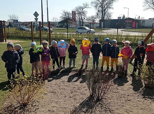 Gr. I "Dzień Ziemi" oraz spacer sensoryczny po ogrodzie