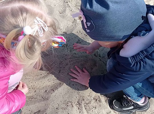 Gr. I "Dzień Ziemi" oraz spacer sensoryczny po ogrodzie