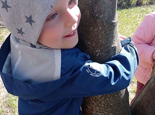 Gr. I "Dzień Ziemi" oraz spacer sensoryczny po ogrodzie