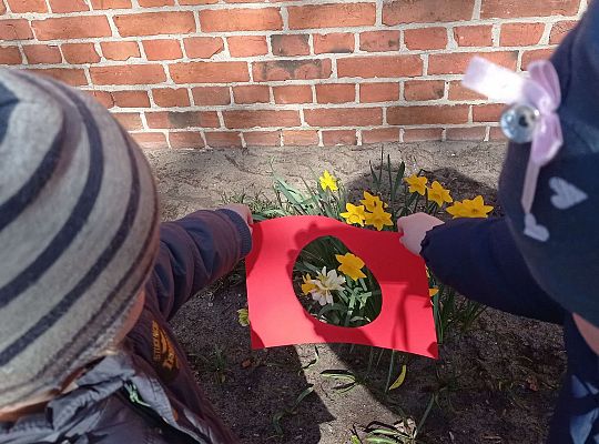 Gr. I "Dzień Ziemi" oraz spacer sensoryczny po ogrodzie