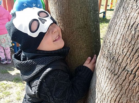 Gr. I "Dzień Ziemi" oraz spacer sensoryczny po ogrodzie