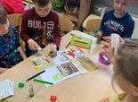 Gr. IV Projekt „ Zdrowo jem, więcej wiem”  Wykonanie gazetki ściennej - praca w zespołach.