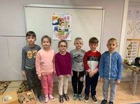 Gr. IV Projekt „ Zdrowo jem, więcej wiem”  Wykonanie gazetki ściennej - praca w zespołach.