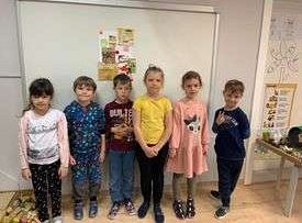 Gr. IV Projekt „ Zdrowo jem, więcej wiem”  Wykonanie gazetki ściennej - praca w zespołach.