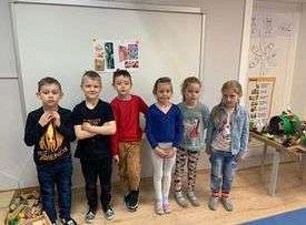 Gr. IV Projekt „ Zdrowo jem, więcej wiem”  Wykonanie gazetki ściennej - praca w zespołach.