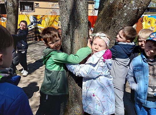 Gr. IV - Zajęcia z programu "Gramy zmysłami " - sensoryczny spacer