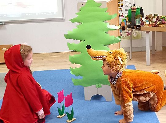 Gr. IV - Teatrzyk "Czerwony  Kapturek " w wykonaniu  dzieci