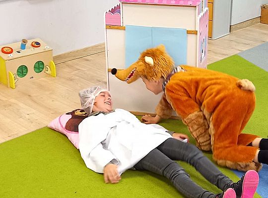 Gr. IV - Teatrzyk "Czerwony  Kapturek " w wykonaniu  dzieci