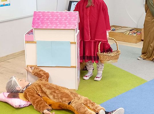 Gr. IV - Teatrzyk "Czerwony  Kapturek " w wykonaniu  dzieci