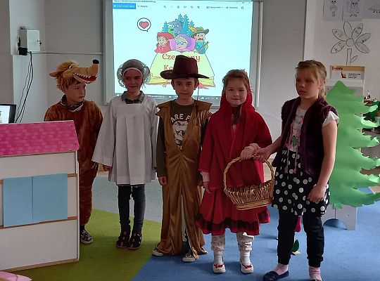 Gr. IV - Teatrzyk "Czerwony  Kapturek " w wykonaniu  dzieci