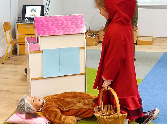 Gr. IV - Teatrzyk "Czerwony  Kapturek " w wykonaniu  dzieci