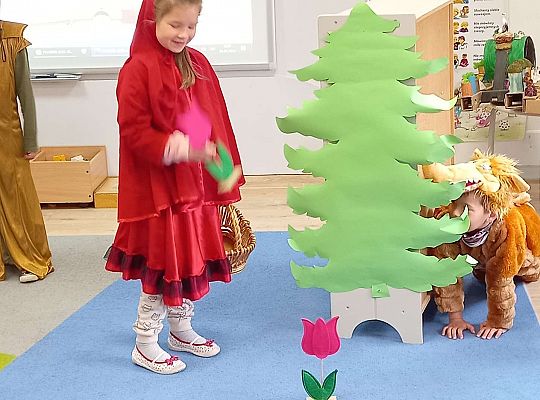 Gr. IV - Teatrzyk "Czerwony  Kapturek " w wykonaniu  dzieci