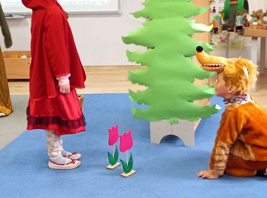 Gr. IV - Teatrzyk "Czerwony  Kapturek " w wykonaniu  dzieci
