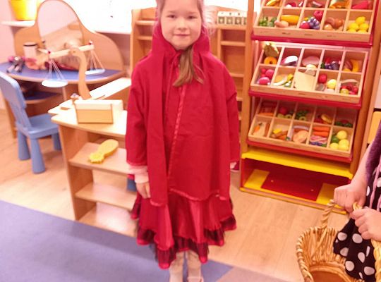 Gr. IV - Teatrzyk "Czerwony  Kapturek " w wykonaniu  dzieci