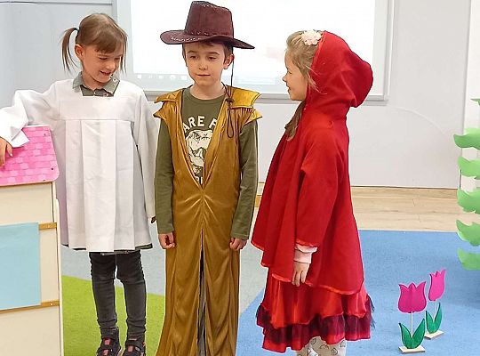 Gr. IV - Teatrzyk "Czerwony  Kapturek " w wykonaniu  dzieci