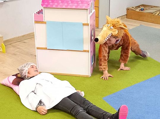 Gr. IV - Teatrzyk "Czerwony  Kapturek " w wykonaniu  dzieci