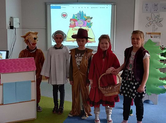 Gr. IV - Teatrzyk "Czerwony  Kapturek " w wykonaniu  dzieci